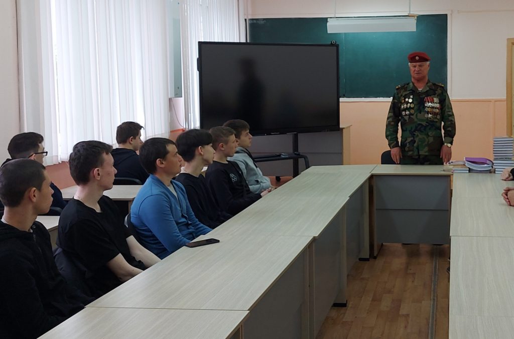 Ветеран боевых действий рассказал студентам о службе