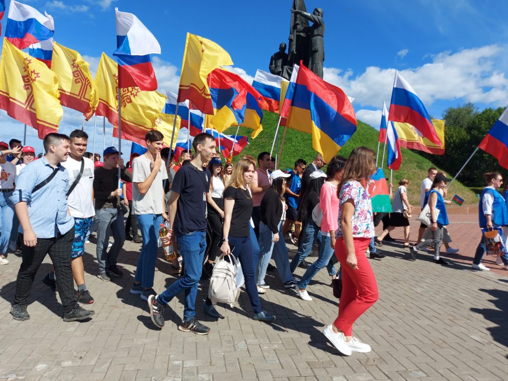 Студенты приняли участие во флешмобе в поддержку президента России