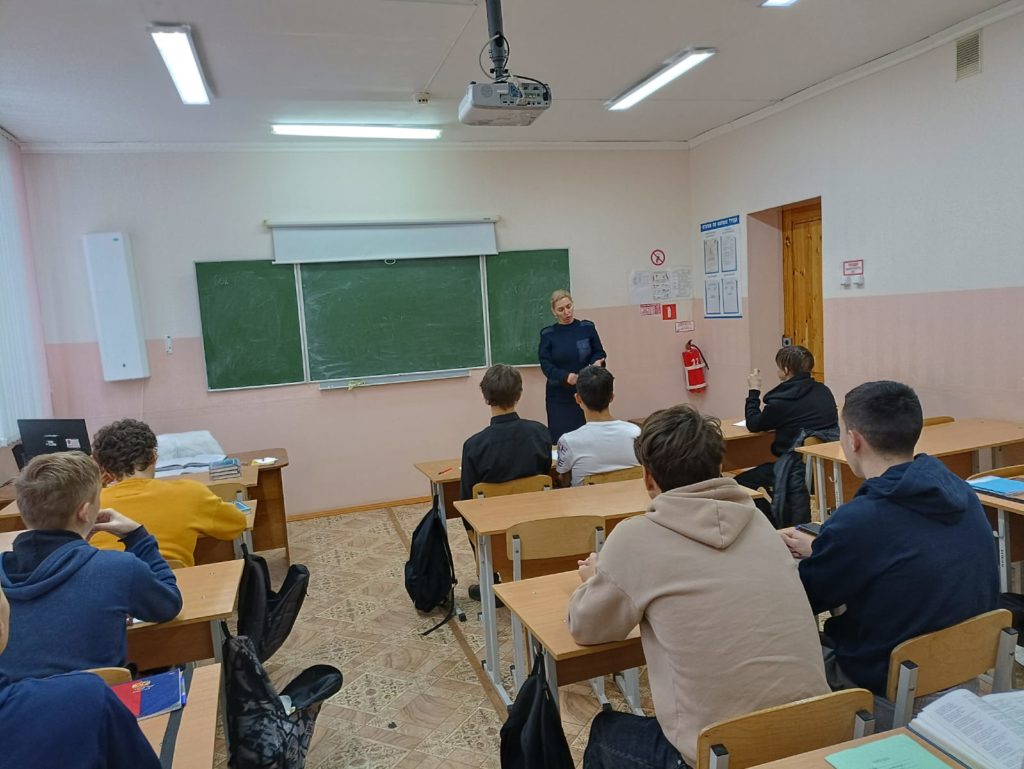 Встреча сотрудника инспектора ГИБДД УМВД по Чувашской Республике со студентами техникума