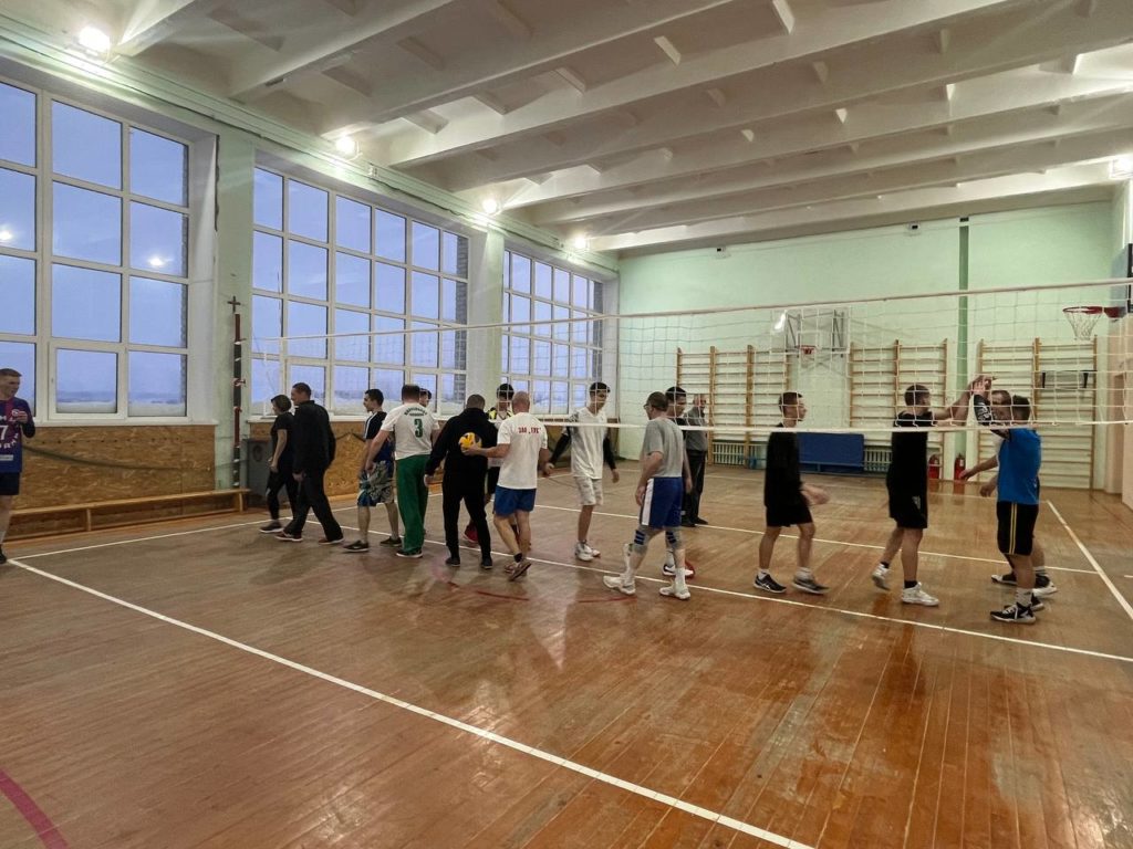 Товарищеская игра по волейболу между сборными командами преподавателей и студентов