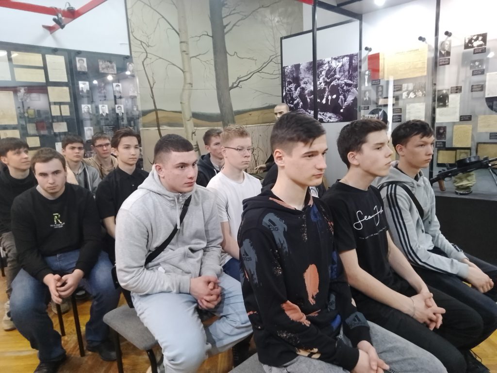Студенты в музее воинской славы Чувашской Республики