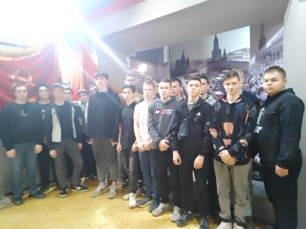 Студенты в музее воинской славы Чувашской Республики